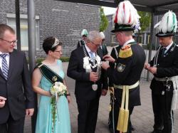 013Ausholen des neuen Königspaares und Parade