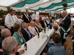 044_07-29-2017-zeltgottesdienst_kaffeetrinken_für_die_ehrenmitglieder