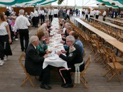 022_07-29-2017-zeltgottesdienst_kaffeetrinken_für_die_ehrenmitglieder