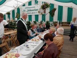 014_07-29-2017-zeltgottesdienst_kaffeetrinken_für_die_ehrenmitglieder