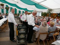 036_07-29-2017-zeltgottesdienst_kaffeetrinken_für_die_ehrenmitglieder