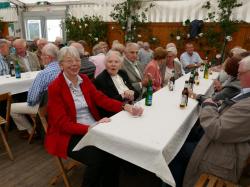 037_07-29-2017-zeltgottesdienst_kaffeetrinken_für_die_ehrenmitglieder