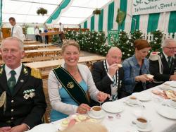 015_07-29-2017-zeltgottesdienst_kaffeetrinken_für_die_ehrenmitglieder