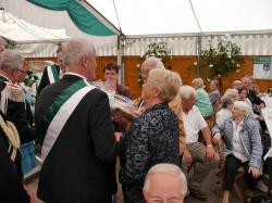 047_07-29-2017-zeltgottesdienst_kaffeetrinken_für_die_ehrenmitglieder