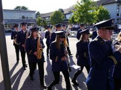 093_07-30-2017-ausholen_neues_königspaar_und_parade