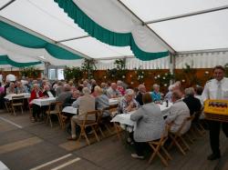 035_07-29-2017-zeltgottesdienst_kaffeetrinken_für_die_ehrenmitglieder