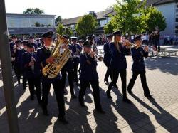 090_07-30-2017-ausholen_neues_königspaar_und_parade