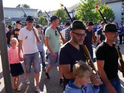 072_07-30-2017-ausholen_neues_königspaar_und_parade