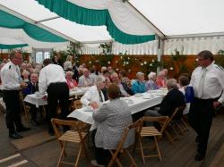 019_07-29-2017-zeltgottesdienst_kaffeetrinken_für_die_ehrenmitglieder