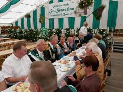 021_07-29-2017-zeltgottesdienst_kaffeetrinken_für_die_ehrenmitglieder