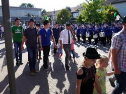 076_07-30-2017-ausholen_neues_königspaar_und_parade