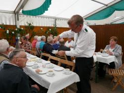 017_07-29-2017-zeltgottesdienst_kaffeetrinken_für_die_ehrenmitglieder