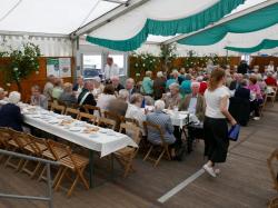 023_07-29-2017-zeltgottesdienst_kaffeetrinken_für_die_ehrenmitglieder