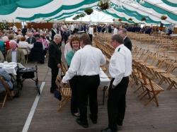 011_07-29-2017-zeltgottesdienst_kaffeetrinken_für_die_ehrenmitglieder