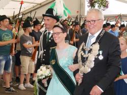 025Ausholen des neuen Königspaares und Parade