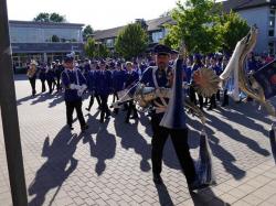 087_07-30-2017-ausholen_neues_königspaar_und_parade