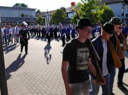 082_07-30-2017-ausholen_neues_königspaar_und_parade