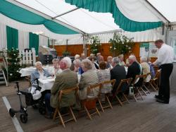 020_07-29-2017-zeltgottesdienst_kaffeetrinken_für_die_ehrenmitglieder