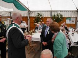 049_07-29-2017-zeltgottesdienst_kaffeetrinken_für_die_ehrenmitglieder