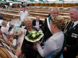 048_07-29-2017-zeltgottesdienst_kaffeetrinken_für_die_ehrenmitglieder