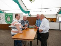 034_07-29-2017-zeltgottesdienst_kaffeetrinken_für_die_ehrenmitglieder