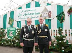 012_07-29-2017-zeltgottesdienst_kaffeetrinken_für_die_ehrenmitglieder