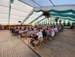 07-29-2022-Schmücken des Festzeltes24